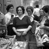 Vicino all�Arco delle Meraviglie, in strada Zonnelli, operava poi �Colin de u frutt� (nella foto sulla sinistra), che vendeva frutta e verdura a cheppon�, ossia �a debito�